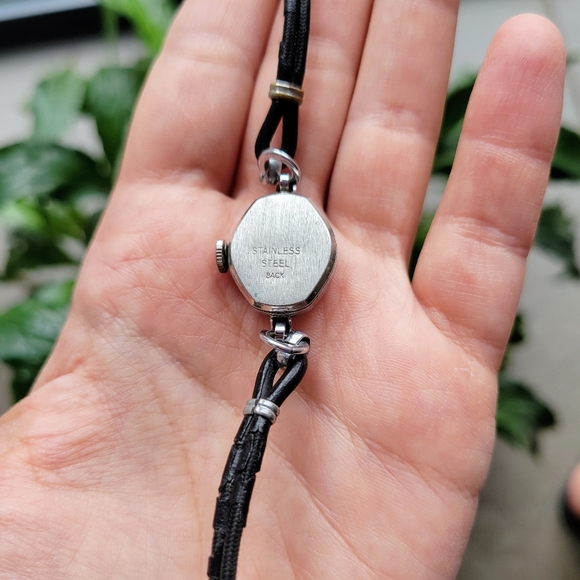 Vintage Timex Great Britain Leather Watch - Picture 9 of 9